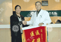 男子做业务长年奔波大便困难